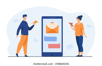 Chat en línea de los usuarios de teléfonos. Personas con aviones de papel que envían mensajes electrónicos. Ilustración vectorial plana. Comunicación, concepto de internet para banner, diseño de sitio web o página web de aterrizaje