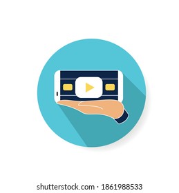 Icono plano de vídeo por teléfono.Ver contenido de vídeo en pantalla de smartphone. Aplicación de reproductor de medios para transmisión en línea, vlog watch y webinar. Tecnología multimedia de teléfono móvil.Ilustración vectorial de color con sombra 