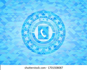 icono del fonebook en el interior del emblema azul claro con fondo de estilo ecológico de mosaico