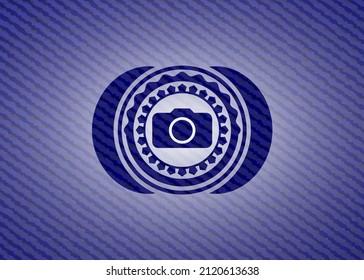 Bildkamerasymbol in Emblem mit denim Textur. 
