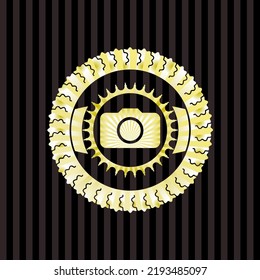 icono de la cámara fotográfica dentro del emblema dorado brillante. 