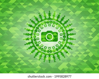 icono de la cámara fotográfica dentro de un emblema de mosaico verde realista. 