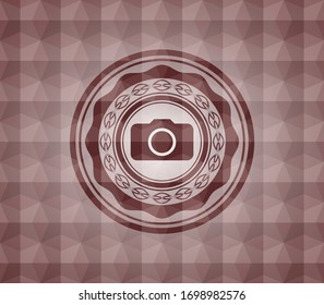 icono de la cámara fotográfica dentro del emblema rojo con fondo geométrico. Sin inconvenientes.