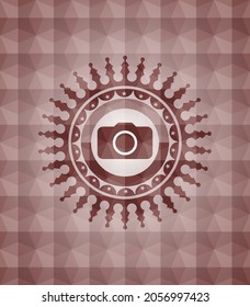 icono de la cámara fotográfica dentro del emblema rojo sin soldadura o placa con fondo de patrón geométrico. 