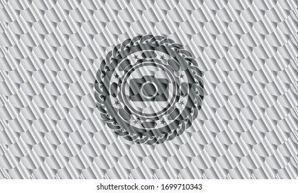 icono de cámara fotográfica dentro del emblema plateado brillante. Patrón de escalas. Ilustración vectorial. Detallado.