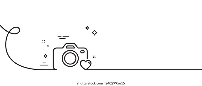 Icono de la línea de la cámara fotográfica. Una línea continua con curl. Señal de fotografía de amor. Símbolo del corazón. Cinta de esquema simple de la cámara fotográfica. Patrón de curva de bucle. Vector
