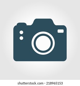 Photo camera simbol. DSLR camera sign icon. Digital camera. Flat design style. 