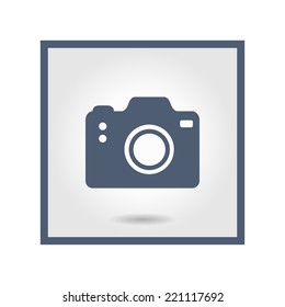 Photo camera simbol. DSLR camera sign icon. Digital camera. Flat design style. 