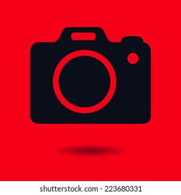 Photo camera simbol. DSLR camera sign icon. Digital camera. Flat design style. 