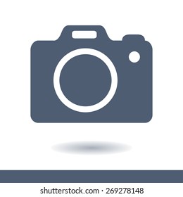 Photo camera simbol. DSLR camera sign icon. Digital camera. Flat design style. 