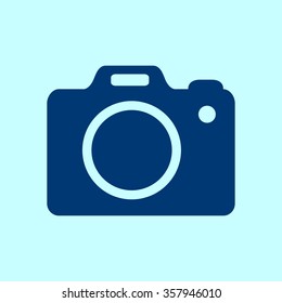 Photo camera simbol. DSLR camera sign icon. Digital camera. Flat design style. 