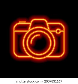 Cámara fotográfica, icono digital simple. Estilo neón naranja sobre fondo negro. Icono lineal claro con trazo editable