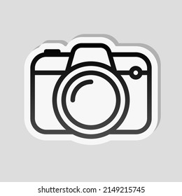 Cámara fotográfica, icono digital simple. Etiqueta lineal, borde blanco y sombra simple sobre fondo gris