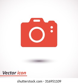 Photo camera symbol. DSLR camera sign icon. Digital camera. Flat design style. 