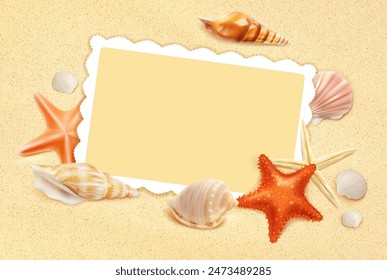 Marco de fotos en la arena de la playa. Vista superior del mar con conchas y estrellas de mar. Fotograma de Vector con conchas realistas y fondo amarillo granulado arenoso. Plantilla de borde rectangular vacía para la memoria de verano