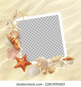 Fotograma de la playa de verano. Vistas a la playa con conchas y estrellas de mar sobre la arena. Fotograma vectorial con conchas realistas, concha y fondo de arena ondulada blanca. Plantilla de borde vacía para memoria