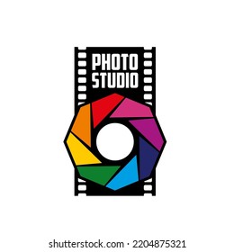 Icono de estudio fotográfico con diafragma de cámara de colores arcoiris y tira de película negra. Estudio fotográfico, centro fotográfico o taller de fotógrafos símbolo aislado con equipo óptico para fotógrafos