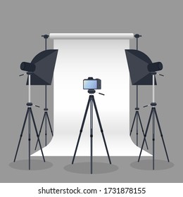 Vector de Photo Studio. Fondo blanco de lona en trípode. Cámara en un trípode, softbox. Estudio fotográfico profesional.