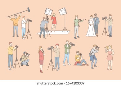 Fotomontaje y video, paparazzi, concepto de conjunto periodístico. Hombres, mujeres fotógrafas periodistas usando cámaras filmando video, tomando fotos, foto. Noticias de televisión de la agencia modelo de casamiento. Vector plano simple