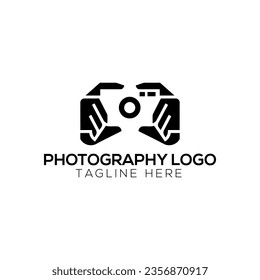 Manos del fotógrafo con el icono o logotipo de la cámara
