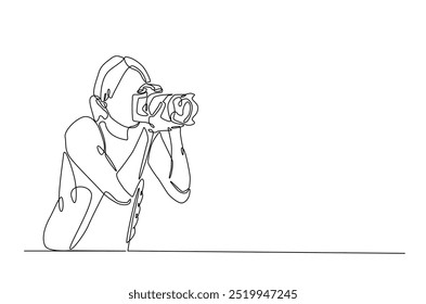 Fotógrafo segurando a câmera em desenho contínuo de uma linha. Ilustração de arte de linha única de mulher segura câmera. Conceito de passatempo e dia do fotógrafo. Vetor editável.  