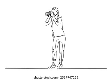 Fotógrafo segurando a câmera em desenho contínuo de uma linha. Ilustração de arte de linha única de mulher segura câmera. Conceito de passatempo e dia do fotógrafo. Vetor editável.  