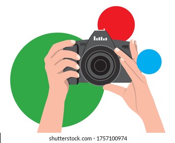 El fotógrafo sostiene una cámara en sus manos, listo para tomar una buena foto. Diseño de logotipo de pantalla plana para operadores, reporteros. La cámara está aislada en un fondo de bolas de rojo, verde y azul. RGB