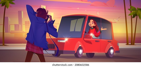 Fotógrafa dispara a una mujer sentada en un auto sedán rojo en la hermosa vista del paisaje de la ciudad al atardecer con rascacielos y palmeras a orillas del mar. Niña posando para un hombre con cámara de fotos, ilustración del vector de la caricatura