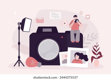 Fotograf sitzt auf einer riesigen Kamera. Fotoausrüstung. Männliche Figur mit Kamera, Idee und Leuchtkasten. Studio-Fotografie. Glücklicher Freiberufler, Künstler mit Foto-Gadget. Cartoon flache Vektorillustration