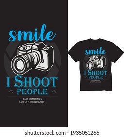 Fotograf lächelt i shot T-Shirt Design