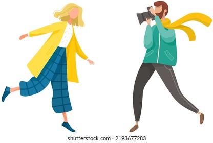 La fotógrafa toma una foto de una mujer feliz. Hombre y chica caminando juntos y tomando fotos durante la reunión. Fotógrafo masculino profesional, pose de mujer bonita, camarógrafo con cámara digital