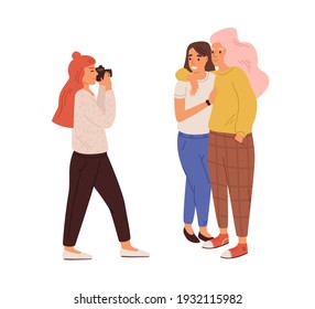 Fotógrafo tomando fotos de una pareja de amor lesbiana. Joven con cámara fotográfica de amigas sonrientes. Ilustración vectorial plana coloreada de la fotografía aislada en fondo blanco