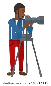 Fotógrafo trabajando con cámara.