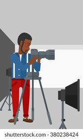 Fotograf, der mit der Kamera auf einem Stativ arbeitet.
