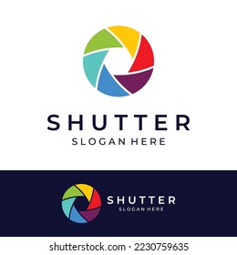 Logo de la cámara fotográfica, obturador de la cámara del objetivo, digital, de línea, profesional, elegante y moderno. El logotipo puede utilizarse para estudios, fotografía y otros negocios.