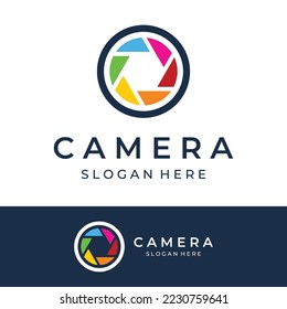 Logo de la cámara fotográfica, obturador de la cámara del objetivo, digital, de línea, profesional, elegante y moderno. El logotipo puede utilizarse para estudios, fotografía y otros negocios.