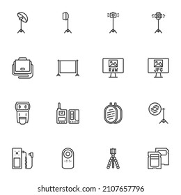 Juego de iconos de línea de equipo de fotografía, colección de símbolos de vector de contorno, paquete de pictogramas de estilo lineal. Señales, ilustración del logotipo. El conjunto incluye iconos como bolsa de cámara, trípode, flash, monitor de computadora, tarjeta