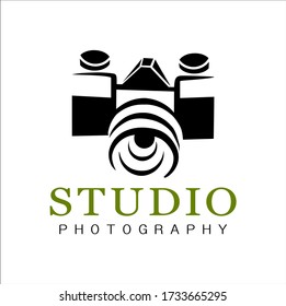 Logotipos de fotografía, plantillas de logotipo de estudio de fotografía, silueta de cámara con el primer STUDIO y fondo blanco