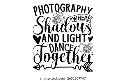 Fotografia Onde Sombras E Luz Dançam Juntos - Fotógrafo T-Shirt Design com Mão desenhado Lettering. Frase escrita à mão isolada sobre fundo branco. Caligrafia Tipografia Gráfica Vetor Desi
