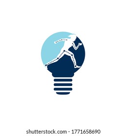 Vector de diseño de logotipo de la forma de la bombilla de tratamiento fisioterapéutico con carrera hembra. Salud colorida de los vectores. Logo de la clínica de fisioterapia.