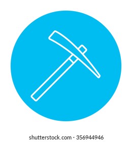 Ícone de linha Pickax para web, celular e infográficos. Ícone branco vetorial no círculo azul claro isolado no fundo branco.