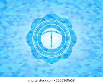 icono de pickaxe dentro del emblema del mosaico azul claro. 