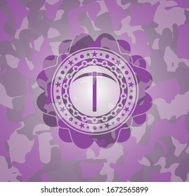 icono del pickaxe dentro del emblema del camo rosa