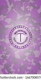 ícono de pickaxe sobre textura de camo rosa