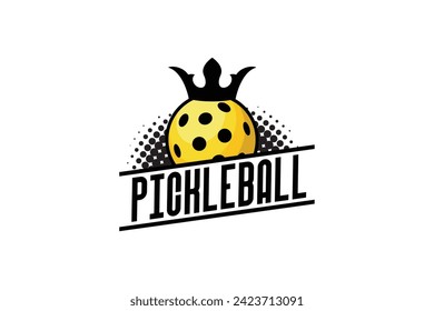 logo del rey del pickleball con una combinación de una bola y una corona del rey con un efecto de medio tono y estilo retro.