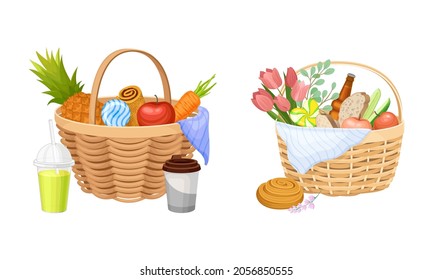 Cestas de picnic lleno de comida y bebida. Hojas de mimbre con fruta, ramo de flores de tulipán, pan, taza de café y dibujos animados de bollos