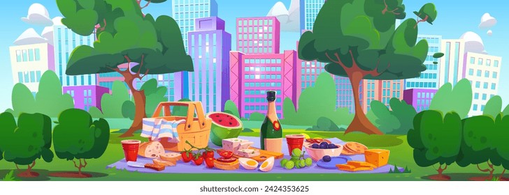 Picknick im Sommerstadtpark. Vektor-Cartoon-Illustration von Korb mit Essen und Trinken, frisches Obst und Gemüse auf Decke, modernes Stadtbild mit Wolkenkratzern, grünem Rasen, Büschen und Bäumen, blauem Himmel