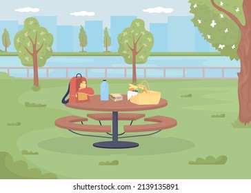 Tabla de picnic con ilustración vectorial de color plano de cesta y mochila. Entorno urbano. Lugar al aire libre. Lugar verde para el picnic en el parque de 2D simple paisaje de caricaturas con ciudad en segundo plano