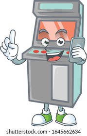 Una foto de una máquina de juegos de arcade feliz hablando por teléfono