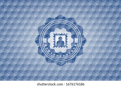 Bildsymbol innerhalb eines blauen Emblems oder Abzeichen mit abstraktem geometrischem polygonalen Musterhintergrund.